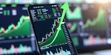 2026 en iyi borsa ve yatırım uygulamaları, yükselen grafikli telefon ekranı ve boğa piyasası görseli