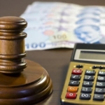 2026 kıdem tazminatı alma şartları, hakim tokmağı ve altın hesap makinesi.