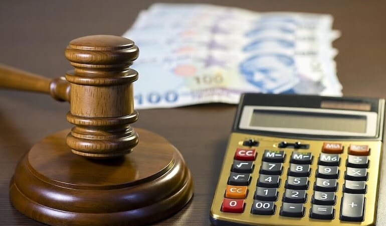 2026 kıdem tazminatı alma şartları, hakim tokmağı ve altın hesap makinesi.