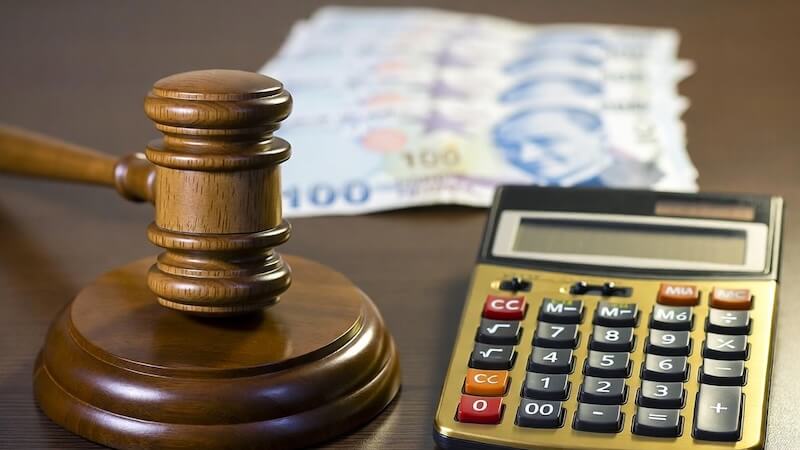 2026 kıdem tazminatı alma şartları, hakim tokmağı ve altın hesap makinesi.