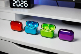 Masada yan yana dizilmiş farklı renklerde kablosuz kulaklık kutuları ve 2026 takvimi.