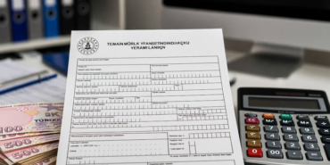 İŞKUR binası önünde bekleyen kişi, hesap makinesi, Türk Lirası ve işsizlik ödeneği başvuru formu.