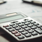 KDV ve stopaj hesaplama, fatura net kazanç bulma, hesap makinesi ve finansal ofis masası.