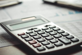 KDV ve stopaj hesaplama, fatura net kazanç bulma, hesap makinesi ve finansal ofis masası.