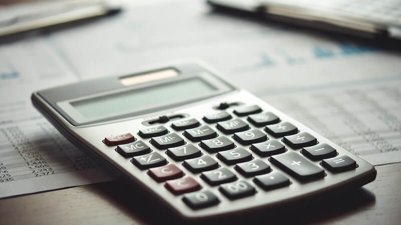 KDV ve stopaj hesaplama, fatura net kazanç bulma, hesap makinesi ve finansal ofis masası.