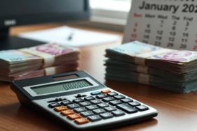 Hesap makinesi üzerinde Türk Lirası banknotları ve 2026 takvimi.