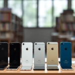 2026 takvimi, masada akıllı telefonlar ve dizüstü bilgisayar.